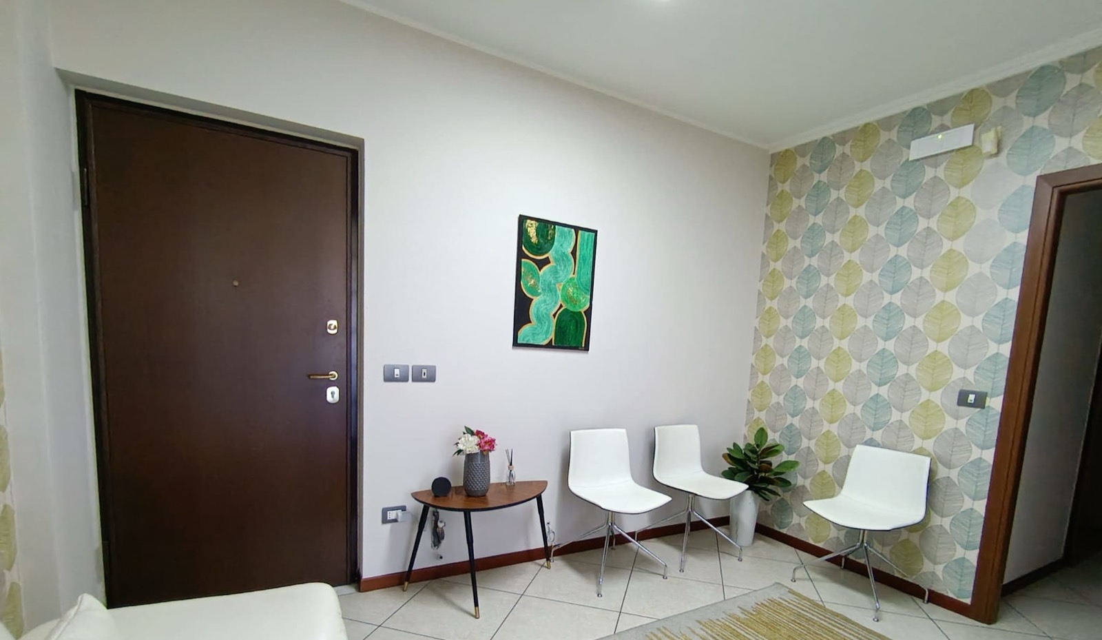 Sala d'attesa all'ingresso con sedute