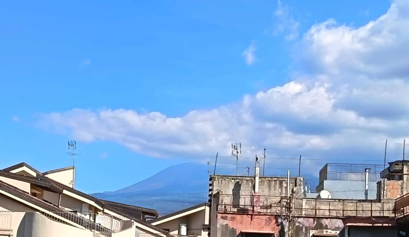 L'Etna vista da una finestra dello spazio